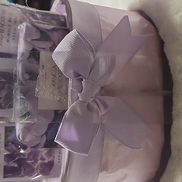 SIMPLE PLEASURE GIFT BASKET . NEW IN WRAPPING. - Picture 2 of 5